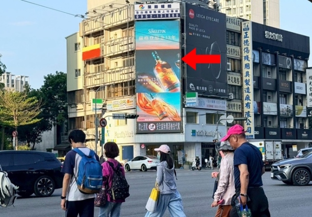 台中台灣大道商圈電視牆(新光三越對面)